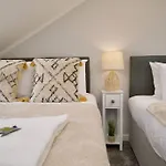 Dane Duplex Studio Six - Tranquil Coventry Getaway